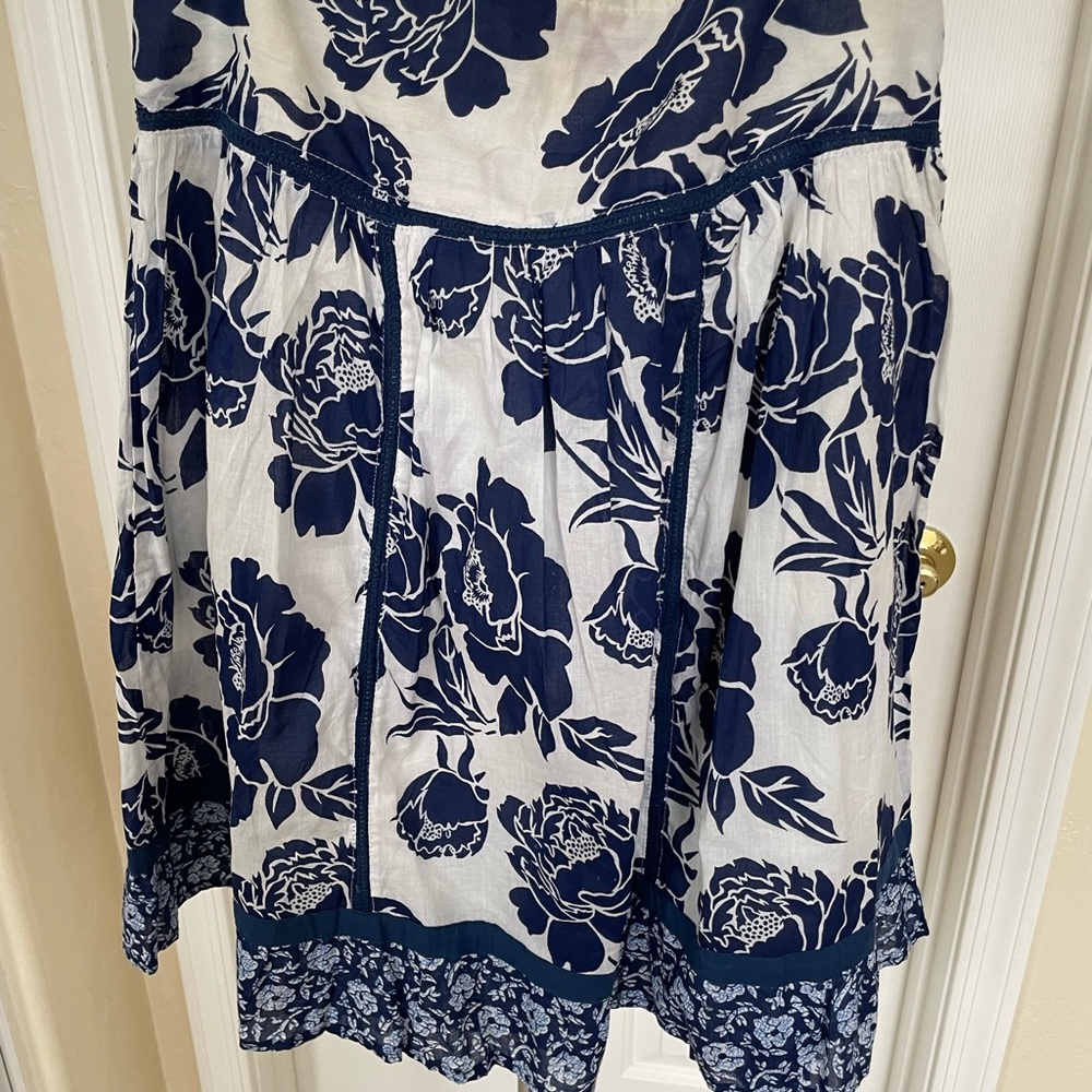 Full skirt ,side zip ,fully lined .Navy blue /white .